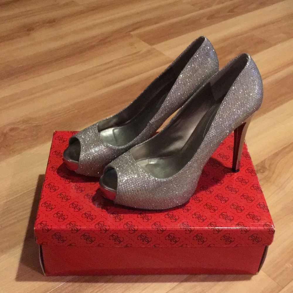Guess Honorah Silver Platform Pump